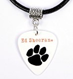 Ed Sheeran Imprimé pattes Noir Logo Collier Médiator de guitare