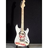 Music Legends Collection - Guitare Miniature Fender Stratocaster Hommage David Bowie
