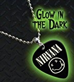 Nirvana brillent dans le noir Premium Guitar Médiators Collier