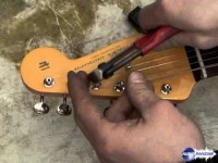 Changer les cordes d'une guitare électrique type Stratocaster